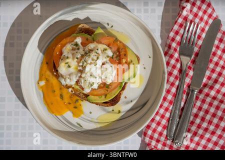Pane rustico con guacamole, pomodoro e condimento cremoso Foto Stock