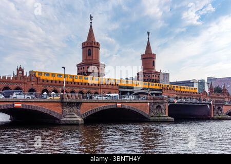 U-Bahn treno attraversando il ponte Oberbaum a Berlino, Germania Foto Stock