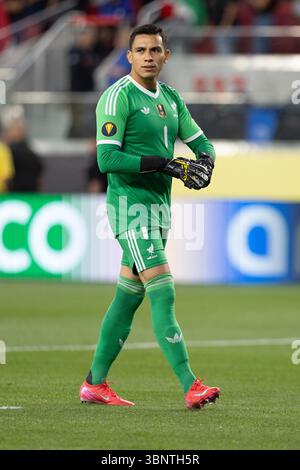 Non esclusiva: Il portiere Luis Malagón, il numero 1 del Messico, guarda durante la partita delle semifinali della CONCACAF Gold Cup tra Messico e Honduras allo stadio Levi's. M Foto Stock