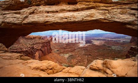 Mesa Arch, Canyonlands National Park, Utah: Iconico arco naturale che incornicia le viste dell'alba del Buck Canyon e delle montagne la Sal nel sud-ovest americano. Foto Stock