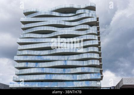 Nuovi edifici residenziali moderni con appartamenti di lusso a Lisbona, Portogallo Foto Stock