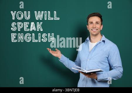 Insegnante che indica il testo parlerà inglese su una lavagna verde. Corso di lingua Foto Stock