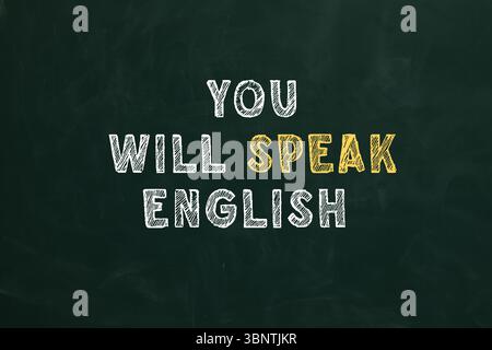 Parlerai un'iscrizione inglese sulla lavagna verde. Corso di lingua Foto Stock