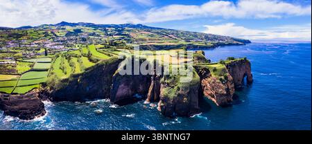 Punto panoramico di osservazione sulla roccia dell'elefante presso la splendida isola di Sao Miguel, Azzorre, Portogallo. vista panoramica con drone aereo Foto Stock