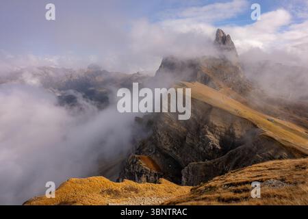 La bella e splendida atmosfera della nebbia che scorre attraverso le famose vette del Seceda al mattino. Dolomiti Italia Foto Stock