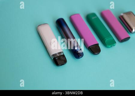 Concetto di stile di vita malsano con vari svapi, che indicano cattiva salute, dipendenza moderna e abitudini pericolose tra i giovani. Foto Stock