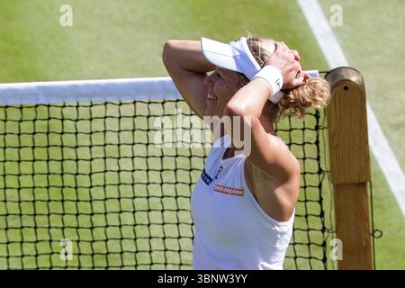 Londra, Regno Unito. 4 luglio 2025. Tennis, Grand Slam/WTA Tour - Wimbledon, singolo femminile, 3° round. Siegemund (Germania) - Keys (USA). Laura Siegemund festeggia. Crediti: Frank Molter/dpa/Alamy Live News Foto Stock