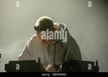 Roskilde, Danimarca. 4 luglio 2025. Il produttore danese Anton Westerlin si esibisce dal vivo all'Arena al Roskilde Festival 2025. Il festival è il più grande del suo genere nei nordici con un atteso di 130.000 partecipanti durante i 7 giorni in cui si svolge il festival. L'area campeggio apre quattro giorni prima del festival. I titoli di coda includono Olivia Rodrigo, Charli XCX, Fontaines D.C. e MØ. Credito: SOPA Images Limited/Alamy Live News Foto Stock