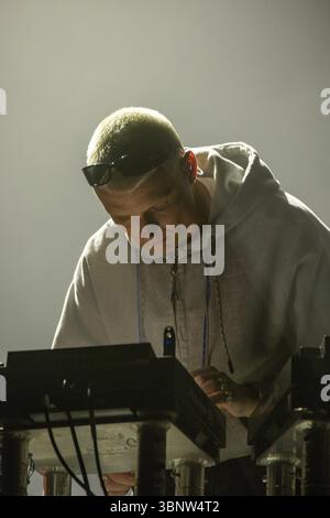 Roskilde, Danimarca. 4 luglio 2025. Il produttore danese Anton Westerlin si esibisce dal vivo all'Arena al Roskilde Festival 2025. Il festival è il più grande del suo genere nei nordici con un atteso di 130.000 partecipanti durante i 7 giorni in cui si svolge il festival. L'area campeggio apre quattro giorni prima del festival. I titoli di coda includono Olivia Rodrigo, Charli XCX, Fontaines D.C. e MØ. Credito: SOPA Images Limited/Alamy Live News Foto Stock