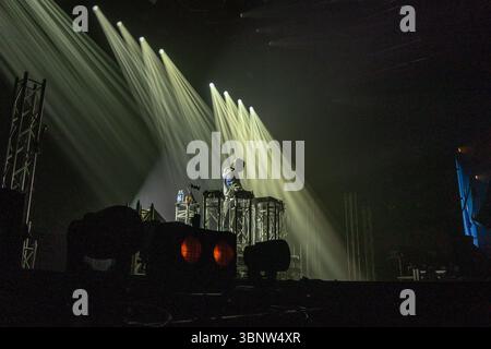 Roskilde, Danimarca. 4 luglio 2025. Il produttore danese Anton Westerlin si esibisce dal vivo all'Arena al Roskilde Festival 2025. Il festival è il più grande del suo genere nei nordici con un atteso di 130.000 partecipanti durante i 7 giorni in cui si svolge il festival. L'area campeggio apre quattro giorni prima del festival. I titoli di coda includono Olivia Rodrigo, Charli XCX, Fontaines D.C. e MØ. Credito: SOPA Images Limited/Alamy Live News Foto Stock