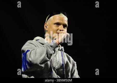 Roskilde, Danimarca. 4 luglio 2025. Il produttore danese Anton Westerlin si esibisce dal vivo all'Arena al Roskilde Festival 2025. Il festival è il più grande del suo genere nei nordici con un atteso di 130.000 partecipanti durante i 7 giorni in cui si svolge il festival. L'area campeggio apre quattro giorni prima del festival. I titoli di coda includono Olivia Rodrigo, Charli XCX, Fontaines D.C. e MØ. Credito: SOPA Images Limited/Alamy Live News Foto Stock