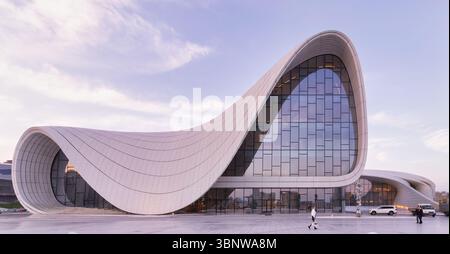 Baku, Azerbaigian - 11 maggio 2024: Heydar Aliyev Center. Vista esterna dell'edificio dall'architettura moderna e curva, progettato da Zaha Hadid sotto un cielo morbido Foto Stock