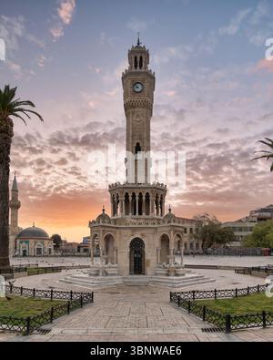 La storica Torre dell'Orologio di Smirne e la Moschea Konak in Piazza Konak all'alba. Famoso punto di riferimento ottomano e popolare attrazione turistica a Smirne, Turchia Foto Stock
