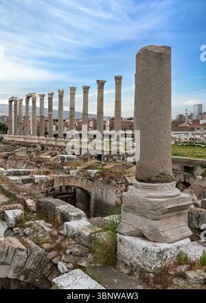 Colonne storiche dell'Agorà di Smirne, detta anche Agorà di Smirne, o Izmir Agorasi, si ergono alte contro un cielo blu a Smirne, in Turchia Foto Stock