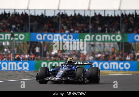 Williams' Carlos Sainz Jr durante le prove libere due al circuito di Silverstone, Northamptonshire, davanti al Gran Premio d'Inghilterra di domenica. Data foto: Venerdì 4 luglio 2025. Foto Stock