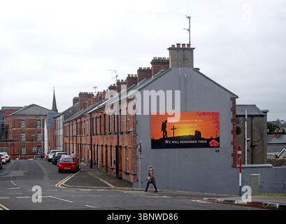 Case terrazzate in mattoni rossi nell'area della Loyalist Fountain di Londonderry, Irlanda del Nord. Foto Stock