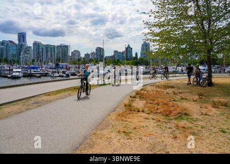 Ciclisti sul Vancouver Seawall a Stanley Park, British Columbia, Canada Foto Stock