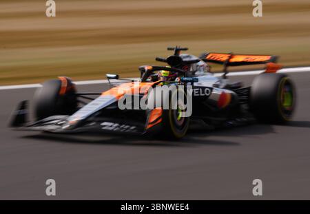 Oscar Piastri della McLaren durante le prove libere due al circuito di Silverstone, Northamptonshire, davanti al Gran Premio d'Inghilterra di domenica. Data foto: Venerdì 4 luglio 2025. Foto Stock