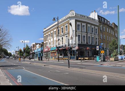 Il Rialway Public House all'angolo tra Clapham High Street e Voltaire Road, Clapham, Londra, Regno Unito. Un pub popolare in questa ricca zona di Londra. Foto Stock