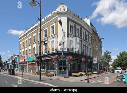 Il Rialway Public House all'angolo tra Clapham High Street e Voltaire Road, Clapham, Londra, Regno Unito. Un pub popolare in questa ricca zona di Londra. Foto Stock