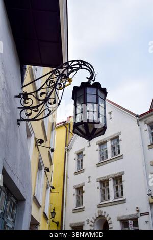 Storico lampione decorato nella città vecchia di Tallinn Foto Stock