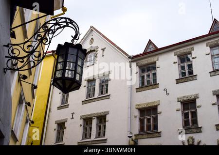 Storico lampione decorato nella città vecchia di Tallinn Foto Stock