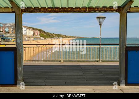 Boscombe, Bournemouth, Dorset, Inghilterra, Regno Unito, venerdì 4 luglio 2025, Meteo: persone sulla spiaggia con caldo sole estivo pomeridiano sulla costa meridionale prima di cambiare il clima piovoso durante il fine settimana. Foto Stock