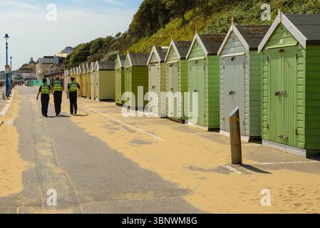 Bournemouth, Dorset, Inghilterra, Regno Unito, venerdì 4 luglio 2025, Meteo: Caldo sole pomeridiano estivo sulla costa meridionale prima di passare al tempo piovoso durante il fine settimana. Gli agenti di polizia sono sotto prova sul lungomare. Foto Stock