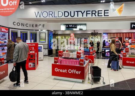 Negozio World Duty Free presso l'aeroporto di Londra Stansted, Inghilterra Regno Unito Regno Unito Foto Stock