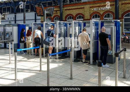 I passeggeri delle ferrovie presso le biglietterie self-service presso la stazione ferroviaria di Brighton, East Sussex Inghilterra Regno Unito Foto Stock