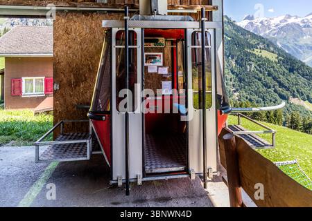 Le funivie "Buiräbähnli" o "contadine" sono le funivie tradizionali. Sono utilizzati per facilitare l'accesso alle fattorie e ai pascoli alpini remoti. Nella valle di Engelberg, sono utilizzati anche per il turismo. Per iniziare la funivia, chiama la stazione a valle. Una funivia si trova alla stazione Oberes Bord di Engelberg, Svizzera. Viene utilizzato dai passeggeri self-service e la porta della cabina si apre dopo una telefonata. Engelberg, Obwalden, Svizzera Foto Stock