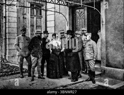 7 gennaio 1916, Nancy, Francia. Il presidente Raymond Poincaré assegna la Croix de Guerre a suor Louise, capo dell'ospedale civile locale, per il coraggio e il servizio prestato durante la prima guerra mondiale. La medaglia apparteneva originariamente al generale che comandava l'esercito. Circondata da agenti, questa scena evidenzia il riconoscimento dei ruoli vitali delle donne in tempo di guerra. Pubblicato su l'Illustration, 22 gennaio 1916. Foto Stock