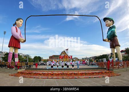 Bangkok, Thailandia. 4 luglio 2025. Giant Dolls of Young-hee e Cheol-su di Squid Game 3 promuovono il dramma Netflix offrendo ai membri del pubblico la possibilità di partecipare al gioco di salto di corda del programma, di fronte al Tempio di Wat Suthat Thepwararam e al Giant Swing di Bangkok, Thailandia. Fortunatamente, a differenza del programma televisivo, tutti i partecipanti sono sopravvissuti! Crediti: Paul Brown/Alamy Live News Foto Stock