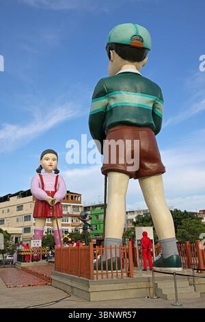 Bangkok, Thailandia. 4 luglio 2025. Giant Dolls of Young-hee e Cheol-su di Squid Game 3 promuovono il dramma Netflix offrendo ai membri del pubblico la possibilità di partecipare al gioco di salto di corda del programma, di fronte al Tempio di Wat Suthat Thepwararam e al Giant Swing di Bangkok, Thailandia. Fortunatamente, a differenza del programma televisivo, tutti i partecipanti sono sopravvissuti! Crediti: Paul Brown/Alamy Live News Foto Stock