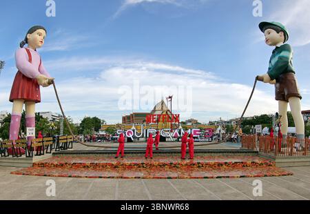 Bangkok, Thailandia. 4 luglio 2025. Giant Dolls of Young-hee e Cheol-su di Squid Game 3 promuovono il dramma Netflix offrendo ai membri del pubblico la possibilità di partecipare al gioco di salto di corda del programma, di fronte al Tempio di Wat Suthat Thepwararam e al Giant Swing di Bangkok, Thailandia. Fortunatamente, a differenza del programma televisivo, tutti i partecipanti sono sopravvissuti! Crediti: Paul Brown/Alamy Live News Foto Stock