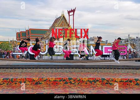 Bangkok, Thailandia. 4 luglio 2025. Giant Dolls of Young-hee e Cheol-su di Squid Game 3 promuovono il dramma Netflix offrendo ai membri del pubblico la possibilità di partecipare al gioco di salto di corda del programma, di fronte al Tempio di Wat Suthat Thepwararam e al Giant Swing di Bangkok, Thailandia. Fortunatamente, a differenza del programma televisivo, tutti i partecipanti sono sopravvissuti! Crediti: Paul Brown/Alamy Live News Foto Stock