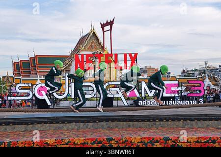 Bangkok, Thailandia. 4 luglio 2025. Giant Dolls of Young-hee e Cheol-su di Squid Game 3 promuovono il dramma Netflix offrendo ai membri del pubblico la possibilità di partecipare al gioco di salto di corda del programma, di fronte al Tempio di Wat Suthat Thepwararam e al Giant Swing di Bangkok, Thailandia. Fortunatamente, a differenza del programma televisivo, tutti i partecipanti sono sopravvissuti! Crediti: Paul Brown/Alamy Live News Foto Stock