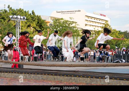 Bangkok, Thailandia. 4 luglio 2025. Giant Dolls of Young-hee e Cheol-su di Squid Game 3 promuovono il dramma Netflix offrendo ai membri del pubblico la possibilità di partecipare al gioco di salto di corda del programma, di fronte al Tempio di Wat Suthat Thepwararam e al Giant Swing di Bangkok, Thailandia. Fortunatamente, a differenza del programma televisivo, tutti i partecipanti sono sopravvissuti! Crediti: Paul Brown/Alamy Live News Foto Stock