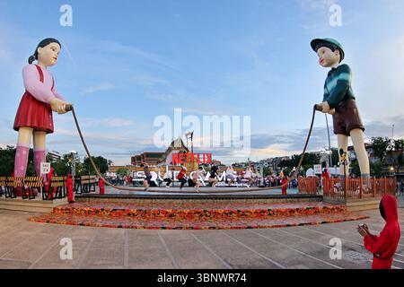 Bangkok, Thailandia. 4 luglio 2025. Giant Dolls of Young-hee e Cheol-su di Squid Game 3 promuovono il dramma Netflix offrendo ai membri del pubblico la possibilità di partecipare al gioco di salto di corda del programma, di fronte al Tempio di Wat Suthat Thepwararam e al Giant Swing di Bangkok, Thailandia. Fortunatamente, a differenza del programma televisivo, tutti i partecipanti sono sopravvissuti! Crediti: Paul Brown/Alamy Live News Foto Stock