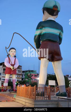 Bangkok, Thailandia. 4 luglio 2025. Giant Dolls of Young-hee e Cheol-su di Squid Game 3 promuovono il dramma Netflix offrendo ai membri del pubblico la possibilità di partecipare al gioco di salto di corda del programma, di fronte al Tempio di Wat Suthat Thepwararam e al Giant Swing di Bangkok, Thailandia. Fortunatamente, a differenza del programma televisivo, tutti i partecipanti sono sopravvissuti! Crediti: Paul Brown/Alamy Live News Foto Stock