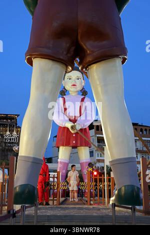 Bangkok, Thailandia. 4 luglio 2025. Giant Dolls of Young-hee e Cheol-su di Squid Game 3 promuovono il dramma Netflix offrendo ai membri del pubblico la possibilità di partecipare al gioco di salto di corda del programma, di fronte al Tempio di Wat Suthat Thepwararam e al Giant Swing di Bangkok, Thailandia. Fortunatamente, a differenza del programma televisivo, tutti i partecipanti sono sopravvissuti! Crediti: Paul Brown/Alamy Live News Foto Stock