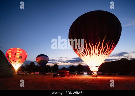 Vista notturna delle mongolfiere pronte a decollare, Warren County, New Jersey Foto Stock