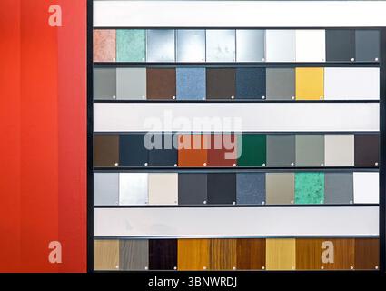 Campioni colorati di materiali a trama su una parete Foto Stock