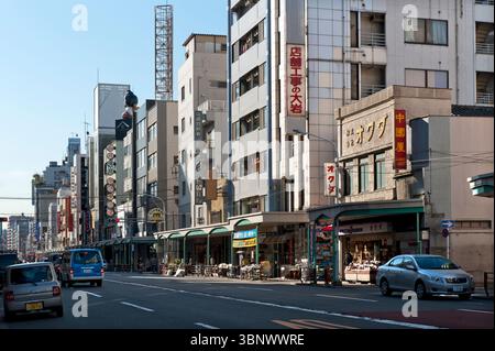 Kappabashi Dogugai (la città della cucina di Tokyo), dove è possibile acquistare tutti i tipi di utensili da cucina residenziali e commerciali, Tokyo, Giappone. Foto Stock