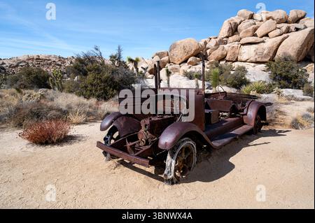 Joshua Tree, California, USA - 14 febbraio 2021. Vecchio veicolo d'epoca abbandonato nel Joshua Tree National Park Foto Stock