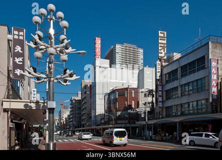 Kappabashi Dogugai (la città della cucina di Tokyo), dove è possibile acquistare tutti i tipi di utensili da cucina residenziali e commerciali, Tokyo, Giappone. Foto Stock