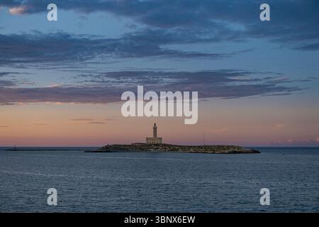 Faro di Vieste al tramonto nel Gargano, Italia Foto Stock
