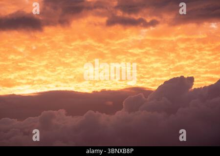 Didascalia: Parole chiave: Tranquillità al tramonto, momento sereno, sfondo tropicale, vibrazioni dell'isola primo piano delle nuvole di tramonto sul Pacifico, Maui Foto Stock
