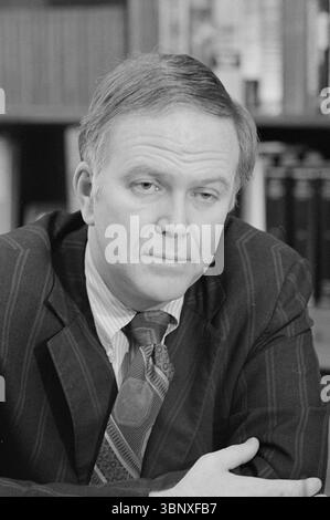 Il senatore degli Stati Uniti Bob Packwood, in rappresentanza dell'Oregon, ha fotografato in una posa premurosa indossando un abito a righe e una cravatta a motivi, il 16 marzo 1977. Foto Stock