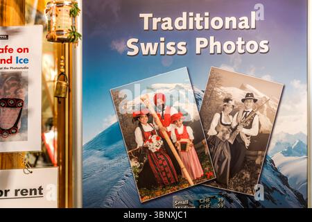 Studio fotografico presso la stazione di montagna di Titlis. Qui, molti turisti dall'Asia hanno le loro foto scattate in tradizionale costume svizzero. Un cartello pubblicizza "foto tradizionali svizzere" in uno studio fotografico sul Titlis a Engelberg, Obwalden, Svizzera. I visitatori hanno l'opportunità di essere fotografati con costumi svizzeri tradizionali sullo sfondo alpino. Questo luogo nelle Alpi svizzere è un popolare luogo per scattare foto, specialmente per i visitatori indiani, in quanto è spesso presente nei film di Bollywood Foto Stock